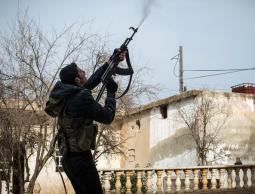 مسلح يطلق النار ابتهاجاً بالسيطرة على المدينة 