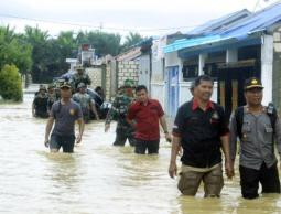 77 قتيلا حصيلة ضحايا فيضانات إندونيسيا