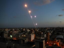 غزة.. استنفار وتفاوض تحت النار