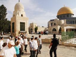 300 مستوطن يقتحمون الأقصى