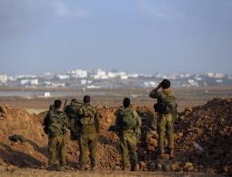 الاحتلال يقوم ببناء سواتر رملية حول غلاف غزة خوفا من الكورنيت