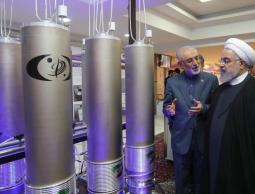 الرئيس الإيراني حسن روحاني يتفقد معرضا للتكنولوجيا النووية في طهران (الأوروبية-أرشيف)