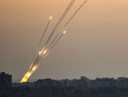 يديعوت: 1538 قذيفة صاروخية أطلقت من غزة منذ انتهاء حرب 2014