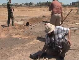 خبراء يعكفون على نزع ألغام زرعتها قوات حفتر بمحيط مطار طرابلس الدولي (الجزيرة)