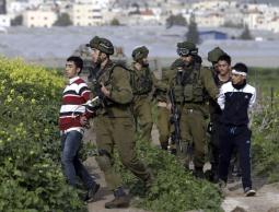 الاحتلال يعتقل 8 مواطنين من مناطق متفرقة بالضفة