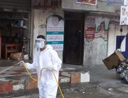 مُبادر من غزة يتطوع بتعقيم الشوارع ويحلم بالعمل!