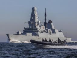 المدمرة بريطانية HMS Defender