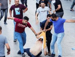 بلطجة السلطة خلال قمع مسيرة منددة بقتل الناشط المعارض نزار بنات (صورة أرشيفية)