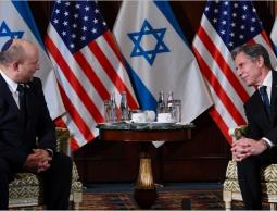 بلينكن (يمين) تحدث عن آفاق حل الدولتين الذي لا يؤيده بينيت (رويترز)