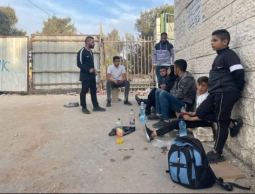 فتية وشبان يرابطون قرب المقبرة اليوسفية لمنع الاحتلال من مواصلة تجريفها