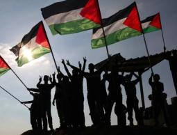 شبان فلسطينيون يحملون علم فلسطين صورة ارشيفية