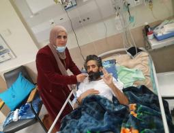 صورة: الملعقة الأولى للأسير هشام أبو هواش بعد إضراب عن الطعام لـ141 يوما.