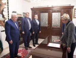 صورة لسلام الزواوي وهي تؤدي اليمين القانونية أمام عباس