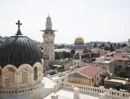 كنيسة القيامة وفي الخلفية قبة الصخرة المشرفة في القدس.jpg