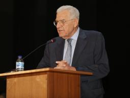 أنيس القاسم الخبير في القانون الدولي