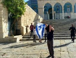 رفعوا علم الاحتلال (الاسرائيلي) أمام قبة الصخرة