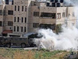 شاهد/ اشتباكات في جنين والاحتلال يعتقل مطارد ويصيب شاباً أخر