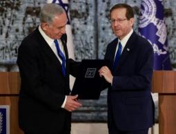 هرتسوغ يسلم نتنياهو كتاب التكليف