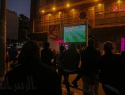 بالصور: أجواء حماسية لمواطنين أثناء مشاهدة مباراة المغرب وكرواتيا وسط مدينة غزة