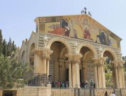حماس تدين الاعتداء على كنيسة الجثمانية بالقدس