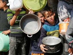 إسرائيل تستخدم المساعدات سلاحاً في غزة وترفض الحلول الإنسانية