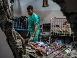 الاحتلال يفجر روبوتًا مفخخًا أمام مستشفى كمال عدوان ويصيب طبيبًا بجروح خطيرة