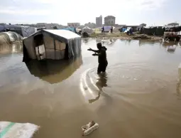 الدفاع المدني في غزة يحذر من العواصف والأمطار الغزيرة