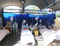 لجنة طوارئ كهرباء غزة تقوم بتركيب شبكة كهرباء لتوفير المياه للمستشفى الكويتي الميداني