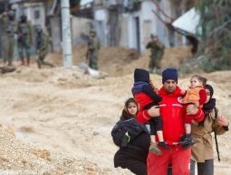 قوات الاحتلال تجبر 200 عائلة على النزوح من مخيم الفارعة تحت تهديد السلاح