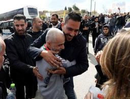 مظاهر الفرح تعم الضفة الغربية وقطاع غزة بعد الإفراج عن الدفعة الخامسة من صفقة التبادل