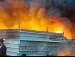 الدفاع المدني يسيطر على حريق هائل في مخازن للمواد التموينية بمدينة غزة