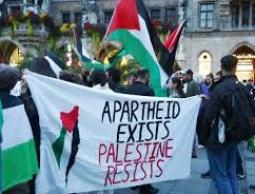 محتجون في جاكرتا أمام السفارة الأمريكية يطالبون بوقف الحرب على غزة ودعم فلسطين