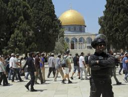 عشرات المستوطنين يقتحمون المسجد الأقصى بحماية شرطة الاحتلال