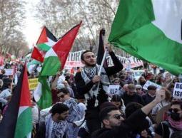 أكثر من مائة ألف متظاهر يجتاحون شوارع مدريد رفضاً لحرب الإبادة على غزة