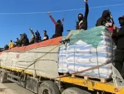 التجمع الوطني يشيد بدور عشائر غزة في حماية شاحنات المساعدات ويثمن الحس الوطني