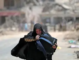 (المواصي تختنق).. كارثة إنسانية تتصاعد مع اتساع نطاق الإخلاء في خانيونس