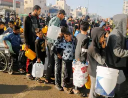 الإعلامي الحكومي: الاحتلال يفاقم معاناة النازحين في الجنوب ويعمّق الأزمة الإنسانية