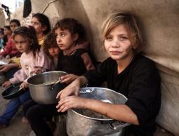 غزة في عتمة الجوع.. صرخة حياة وسط صمت العالم