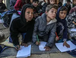 أطفال غزة… في الطريق إلى المدرسة كثير من الركام وأحلام بقلوب مكسورة