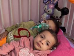 فتحي ودينا… طفلان يواجهان الموت في صمت تحت حصار المرض والحرب