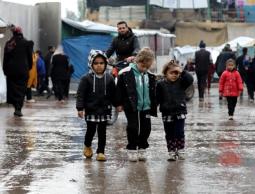 شتاء غزة القاسي.. نازحون يواجهون البرد تحت خيام مهترئة وحصار خانق