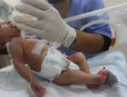 الاحتلال يحاصر الرضع باحتجاز حليب الأطفال ويهدد حياتهم