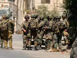 10 معتقلين واعتداءات متواصلة.. قوات الاحتلال تصعّد اقتحاماتها في مدن وبلدات الضفة