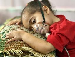 لانا زعرب.. صراع مع مرض نادر مرهون بتحويلة طبية 