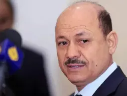 العليمي يمنح الإمارات مهلة 24 ساعة للانسحاب ويُلغي اتفاقية الدفاع المشترك