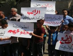 غليان شعبي رفضا لقرار السلطة وقف رواتب عائلات الشهداء والأسرى والجرحى