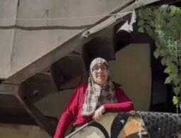 رجاء الرجبي… خمسون عامًا في بيتٍ واحد، ولحظة واحدة للطرد