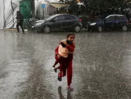 غزة بين قصفٍ لا يرحم وشتاءٍ يقتل ..خمسة شهداء وطفولة تختنق في البرد