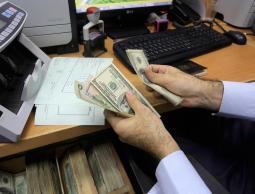  لعدم التزامها بقرار تداول العملات القديمة.. 