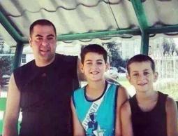 صورة للطبيب مع انجاله